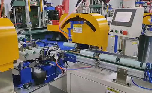 Operazione di squadra nel laboratorio di camera bianca