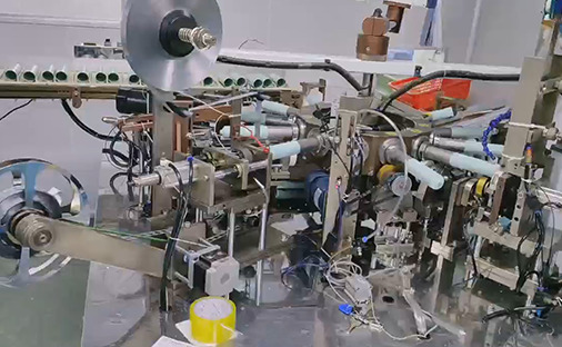 Tecnico di laboratorio che esegue test sui materiali