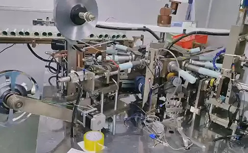Tecnico di laboratorio che esegue test sui materiali