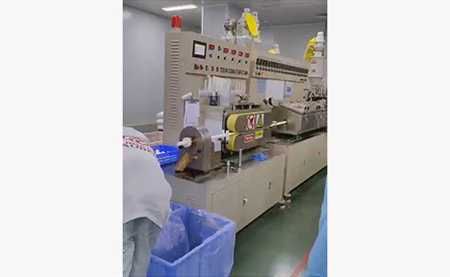 Operazione di squadra nel laboratorio di camera bianca