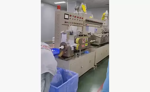 Operazione di squadra nel laboratorio di camera bianca