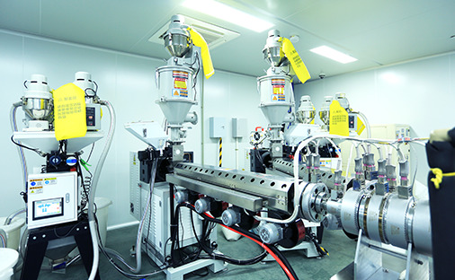 Ispezione di qualit&agrave; nell'area di produzione automatizzata