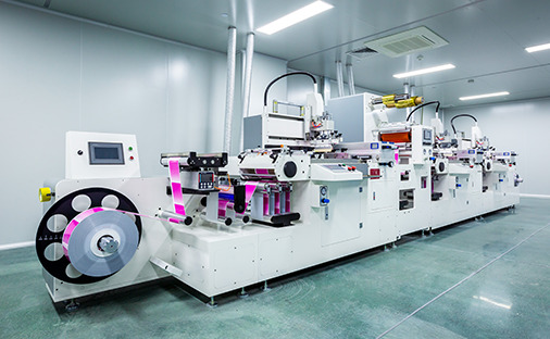 Linea di produzione di stampa con operatore