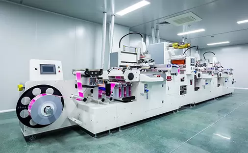Linea di produzione di stampa con operatore