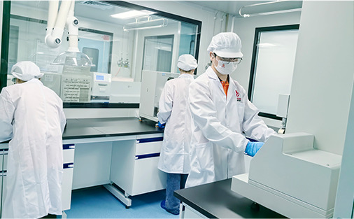 Operazioni di squadra in laboratori di camere bianche