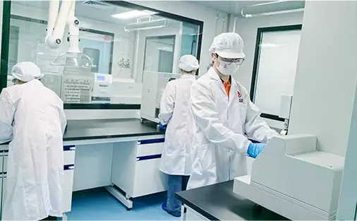 Operazioni di squadra in laboratori di camere bianche