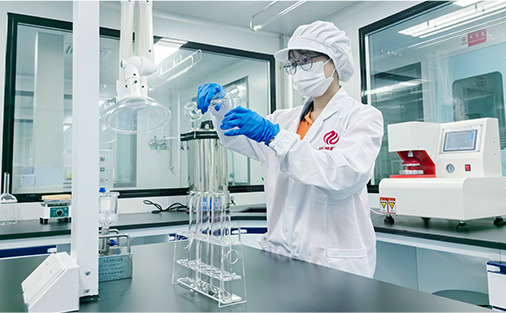Tecnico di laboratorio che esegue test sui materiali