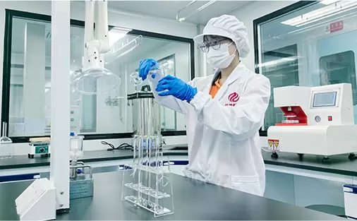 Tecnico di laboratorio che esegue test sui materiali
