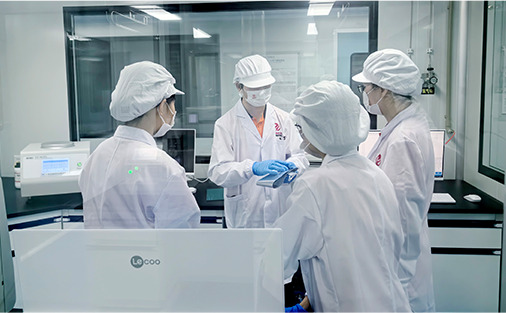 Discussione collaborativa del team di laboratorio sui risultati dei test